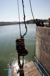 Image du Maroc Professionnelle de  Un ouvrier s'active sur un engin servant au  nettoyage du Barrage Machraa Hamadi dont la capacité est de 42 Millions de m3, est construit sur l'Oued Moulouya, il permet, depuis 1956, d'approvisionner la région et d'irriguer les terres de cultures, ce barrage fournit en eau potable les ville de Nador, Oujda, il permet également l'approvisionnement des centre de Taourirte et El Aïoun Sidi Mellouk. Samedi 1er octobre 2005. (Photo / Abdeljalil Bounhar)